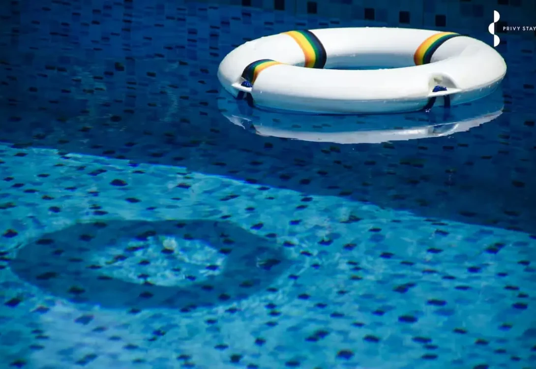 Pool with hydrotherapy