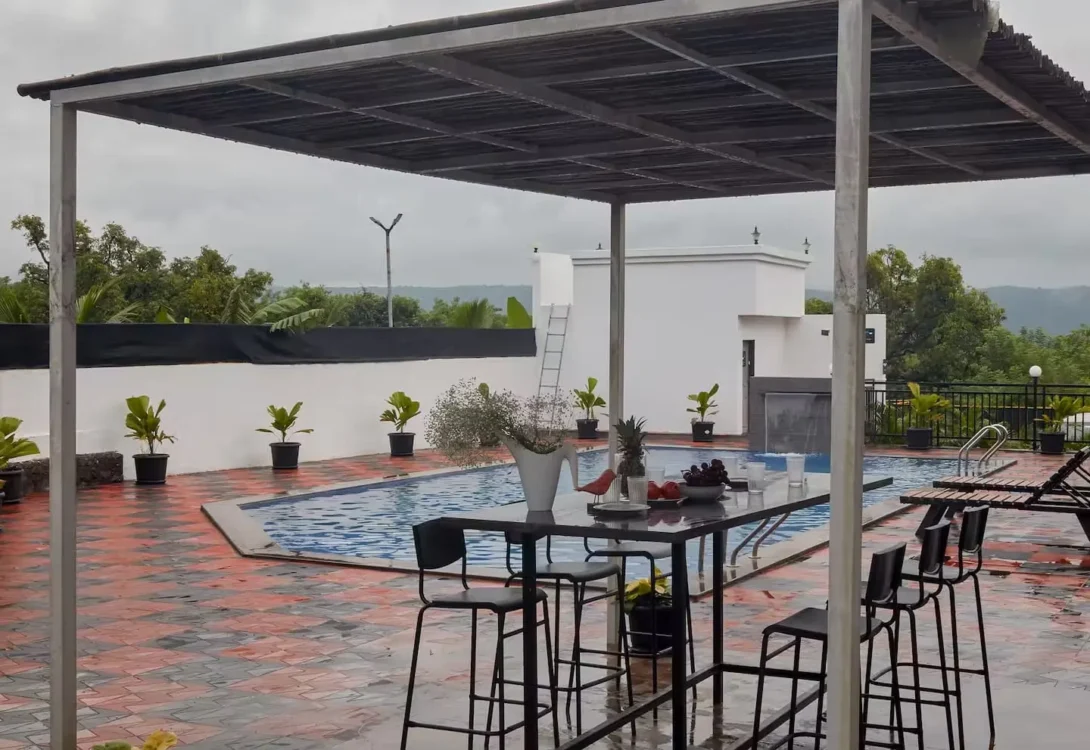 Pool with pet entry steps