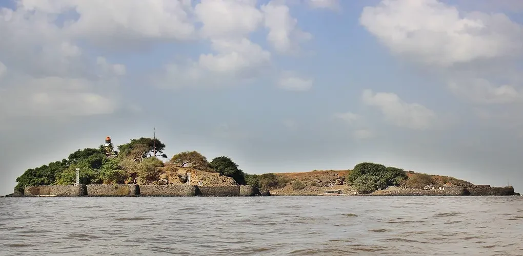 Khanderi Fort Alibaug Guide History, Adventure & Best Luxury Villas Nearby